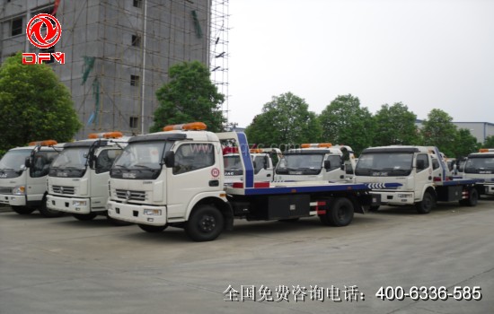 平板一拖二清障車現(xiàn)車停車場